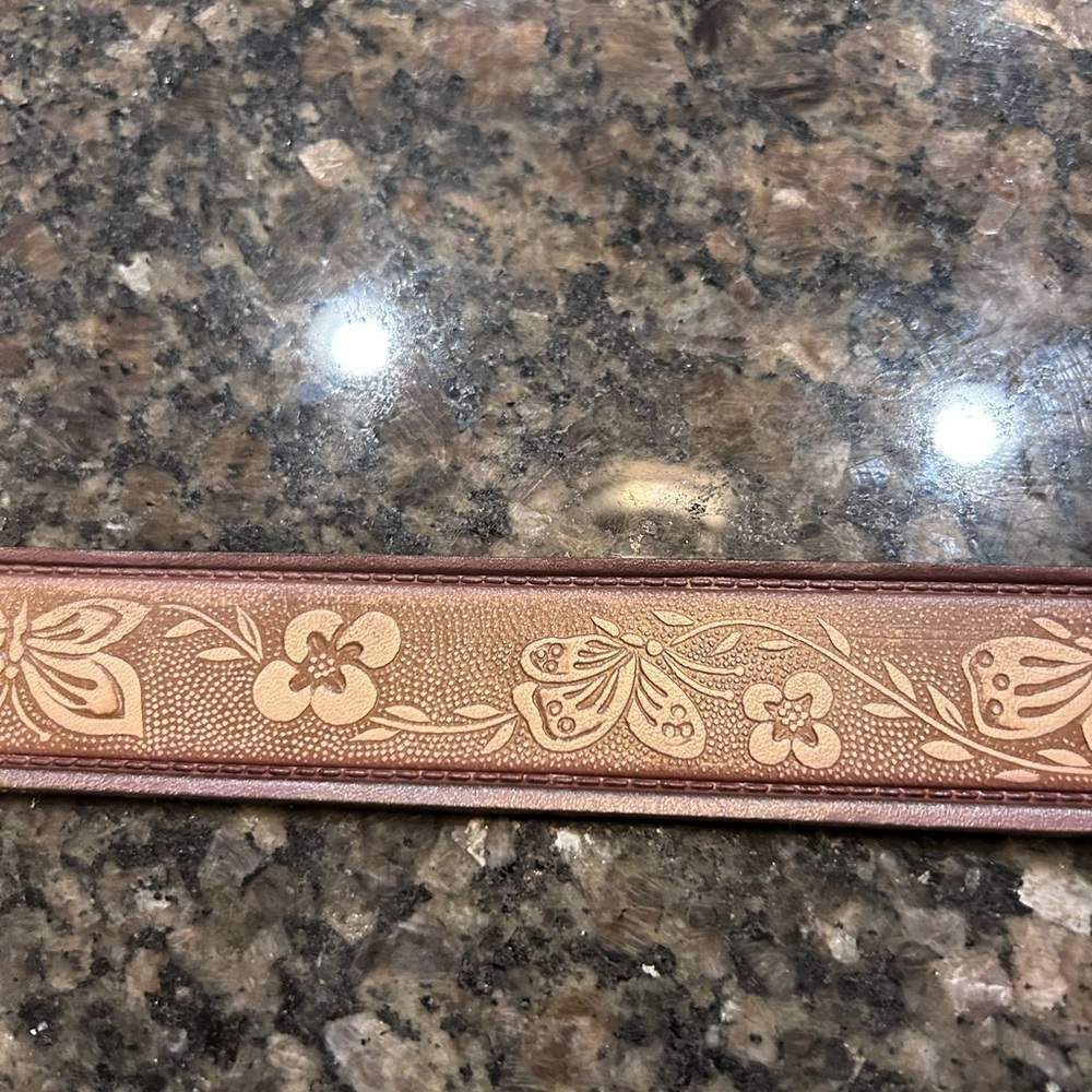 R.G. Bullco Cowhide Goods Belt Tan & Cream Belt w Gold Hardware
Size 46” - Picture 3 of 7